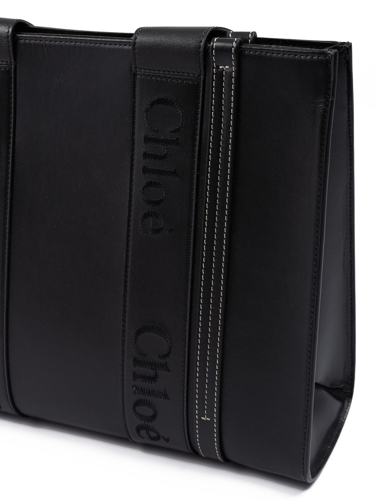 Chloé Schwarze Ledertasche mit gesticktem Woody-Logo (Medium Tote Bag)